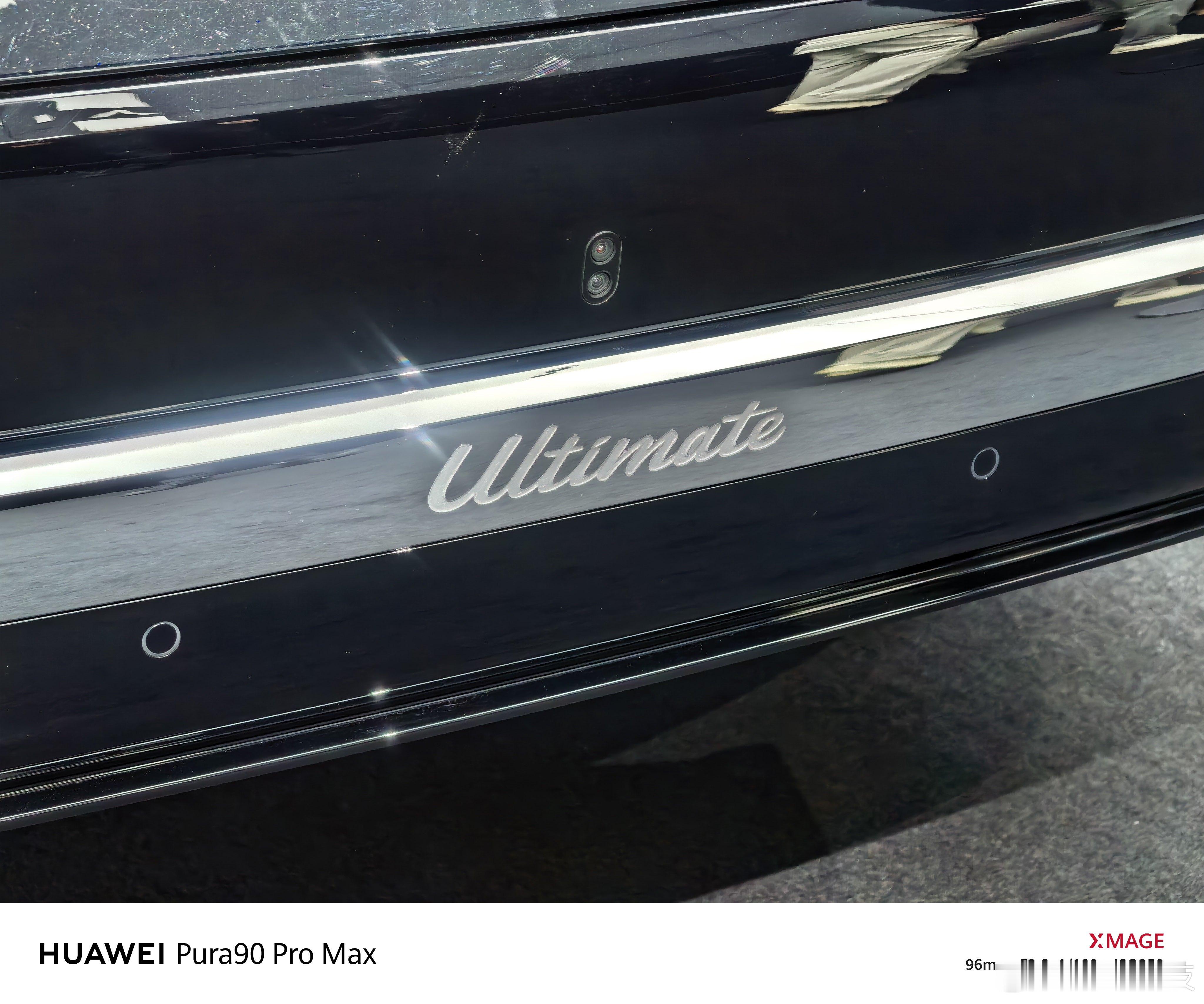 在鸿蒙智行发布会体验区见到了即将发布的问界M9非凡大师版，整体为黑金双拼设计，2