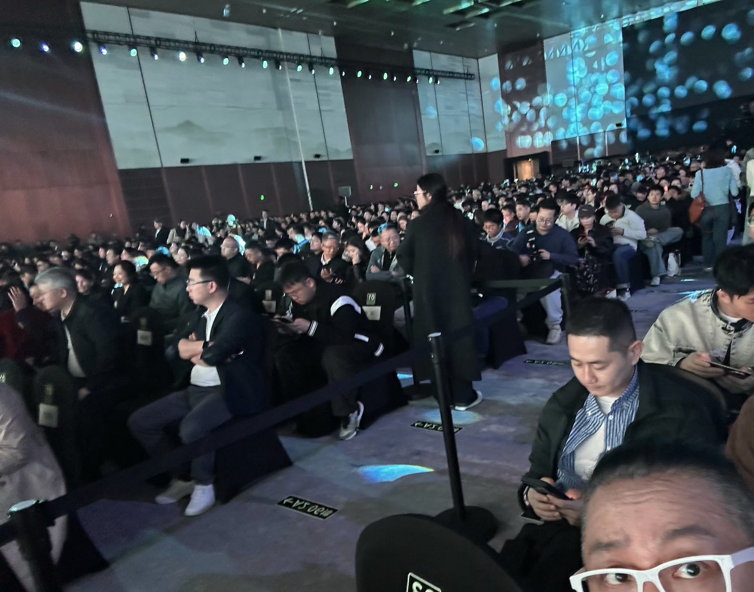 余承东去哪儿了？华为春季新品发布会今天下午盛大开幕，貌似有将近3000人规模，规