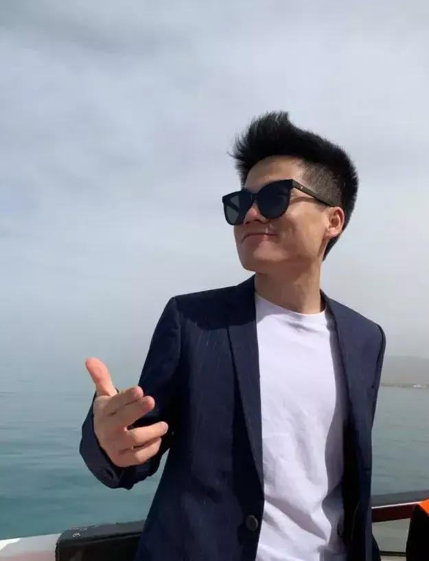 董宇辉，你到底读了多少书？你博学而浪漫，谦逊而又上进，你文采飞扬，满腹经纶，出口