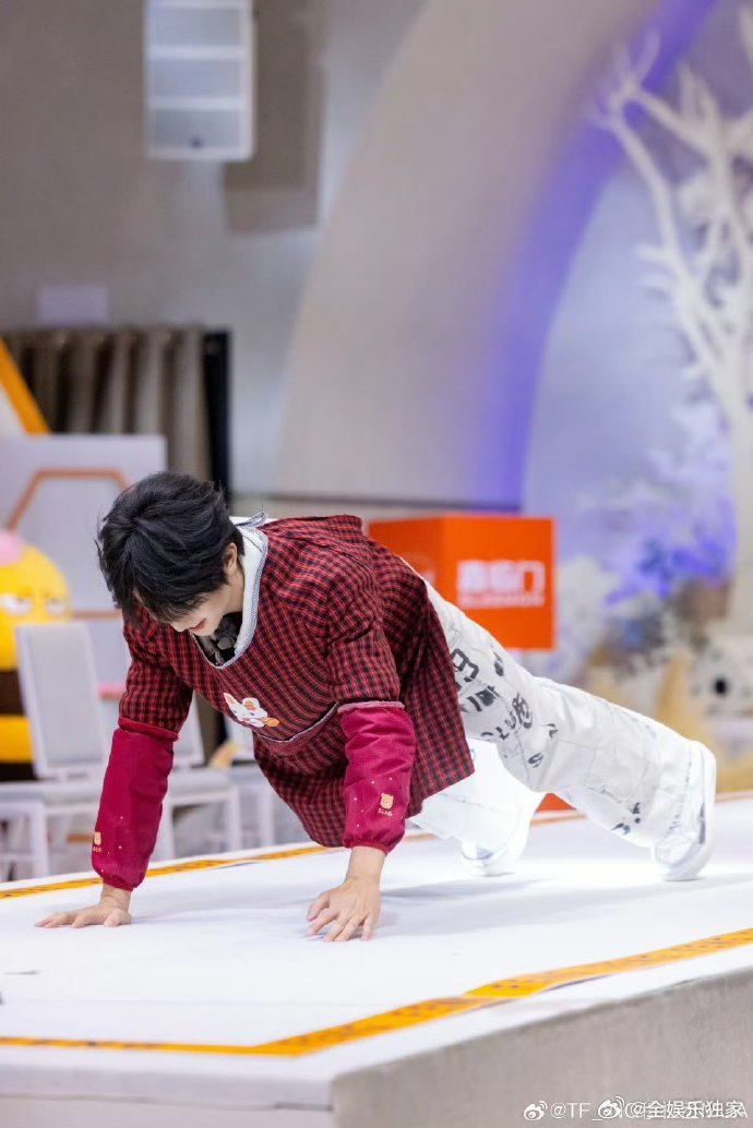 穆祉丞这个舞台我给到夯 恩仔舞台表现力绝了，歌声清亮舞蹈有力，直接点燃全场气氛。