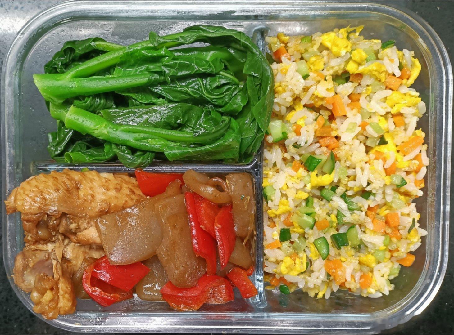 #儿子的午餐##这个问题吃什么# 胡萝卜黄瓜蛋炒二米饭，鸡翅魔芋红彩椒，水油煮芥