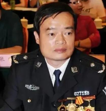 1990年，24岁的缉毒警察明正彬，打入毒贩内部。哪料，在一次交接货时，一名警察