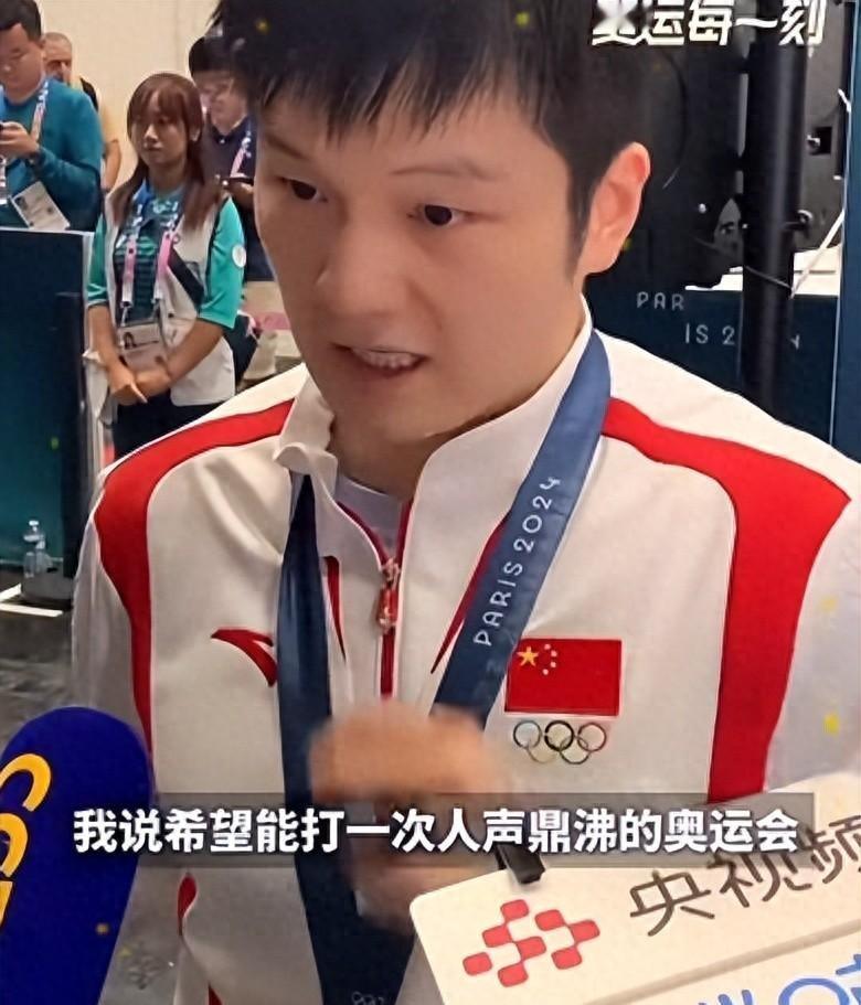 东京奥运会那会儿，赛场空荡荡的，只有乒乓球撞击球台的清脆响声。

樊振东坐在场边