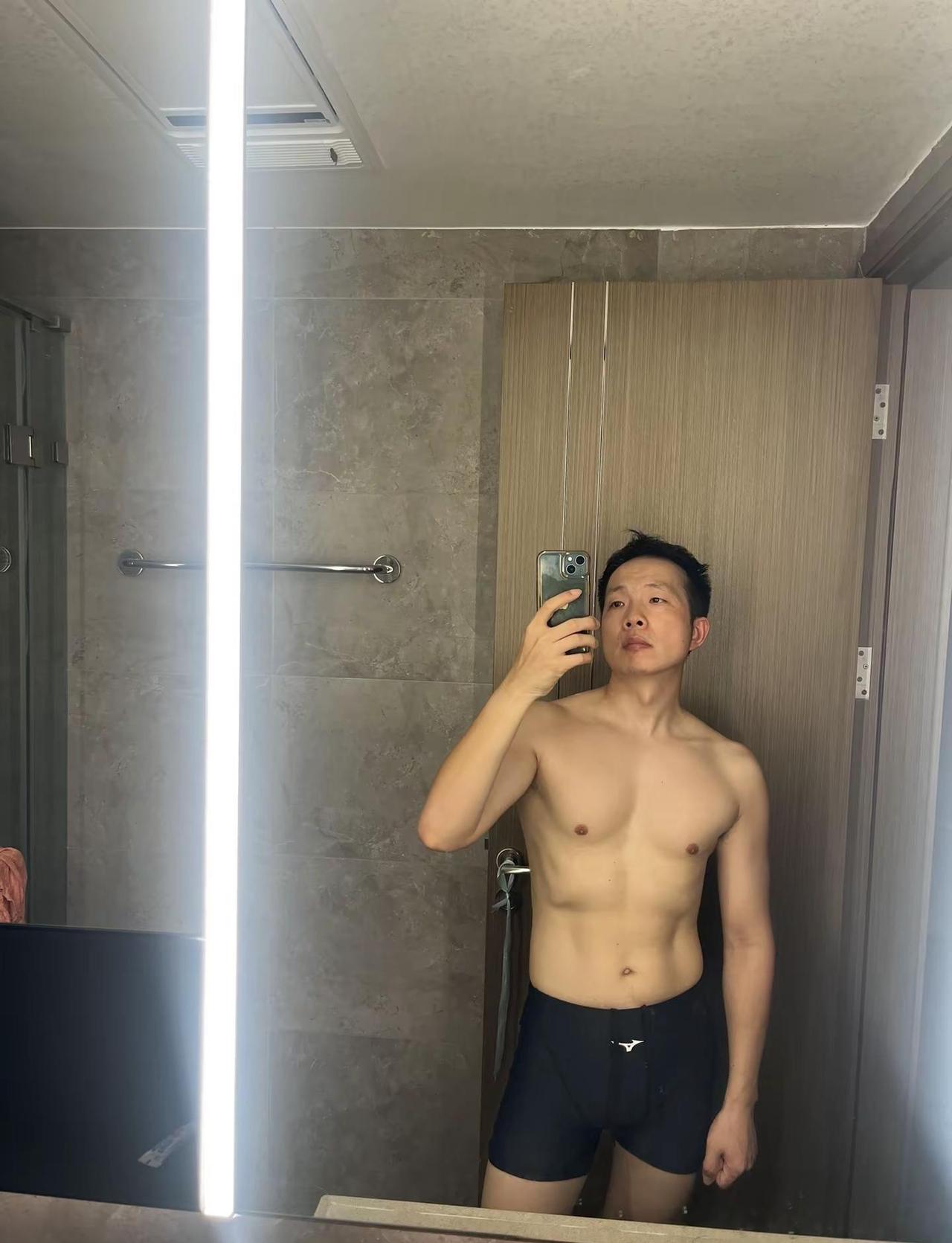 我好像生病了，昨晚上开车回武汉就有点头疼，回来以后就感觉有点烧，泡了个脚流了一身
