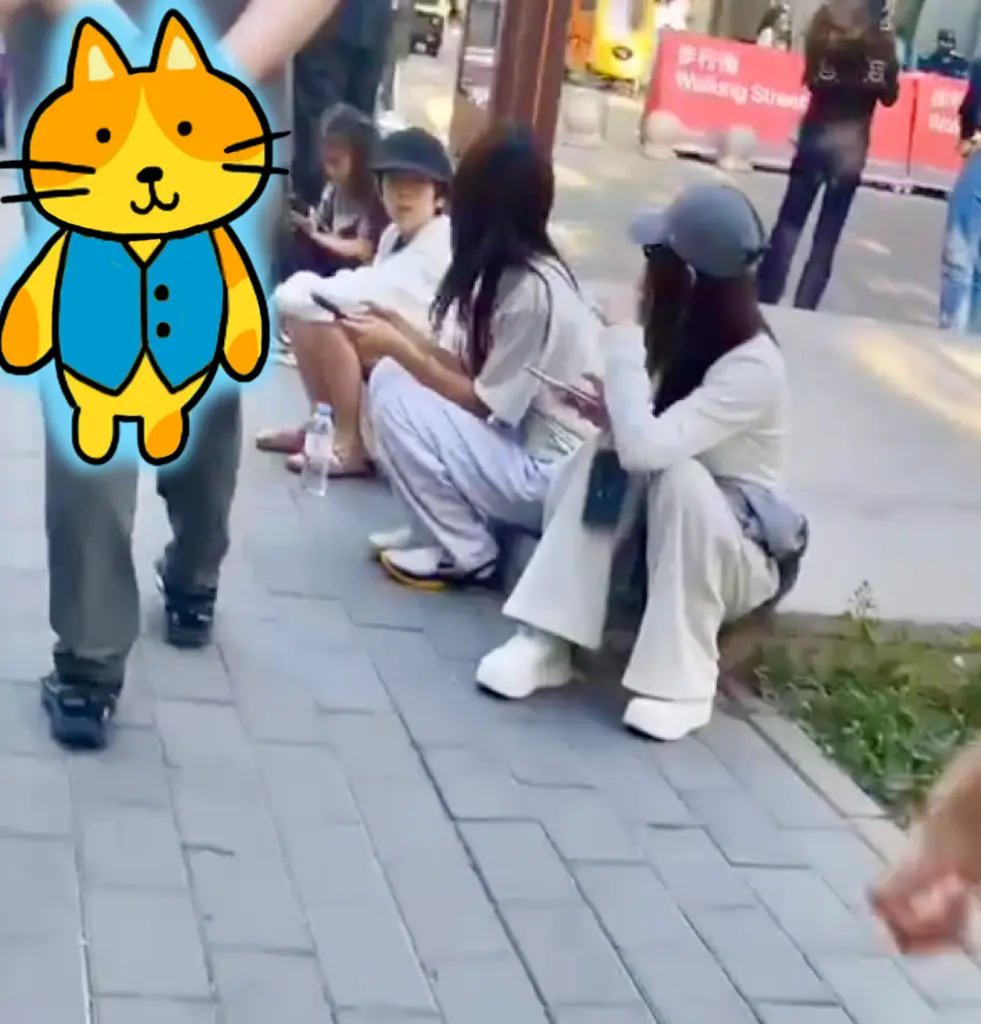 李小璐带俩娃坐路边好接地气。李小璐被偶遇带着甜馨嗯哼坐在路边休息，好接...