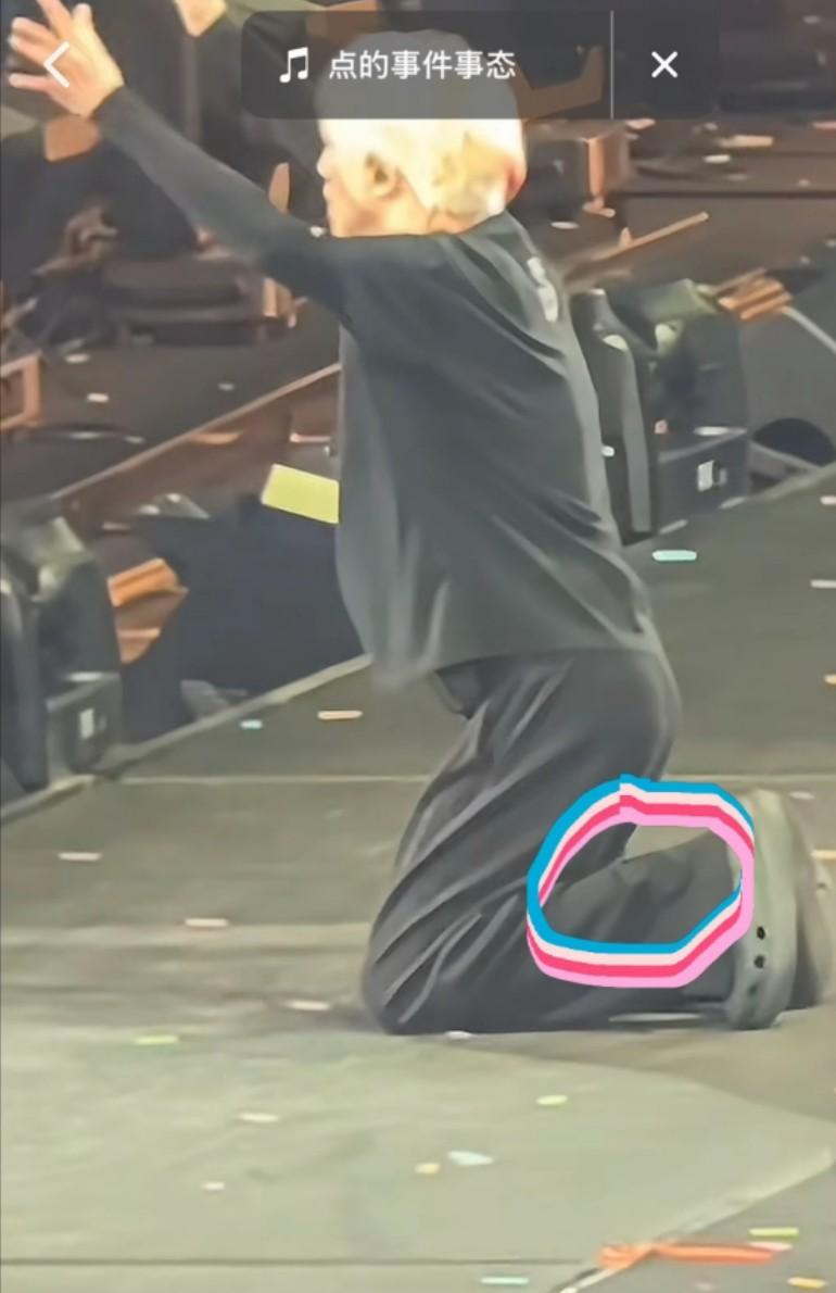 歌友会这种场合穿洞洞鞋吗，不可思议，演唱会上的所有举动都像是在求救
他比的那个9