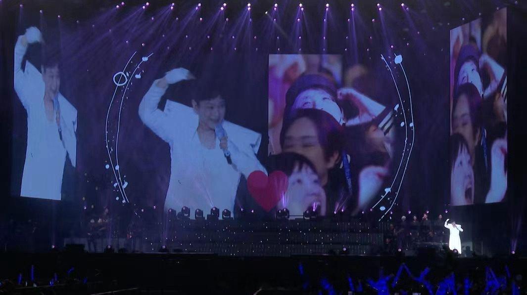 #张远闪现追星张信哲# 人怎么可以幸福成这样？我好羡慕张远能够立马闪现到成都演唱