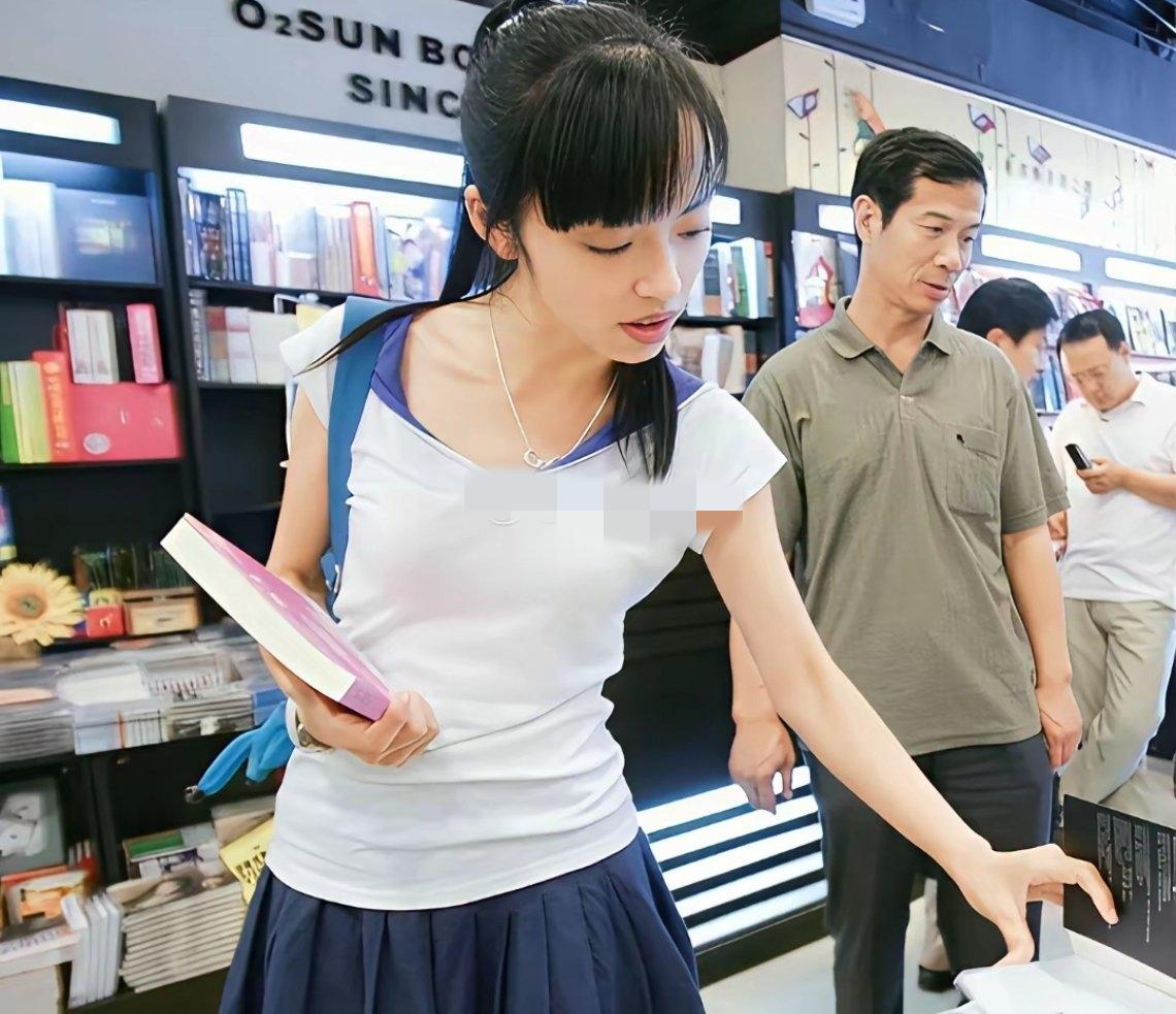 翻阅姚晨27年前的大学旧照，她青春洋溢的模样令人惊艳——眉眼如画，笑容明媚，仿佛