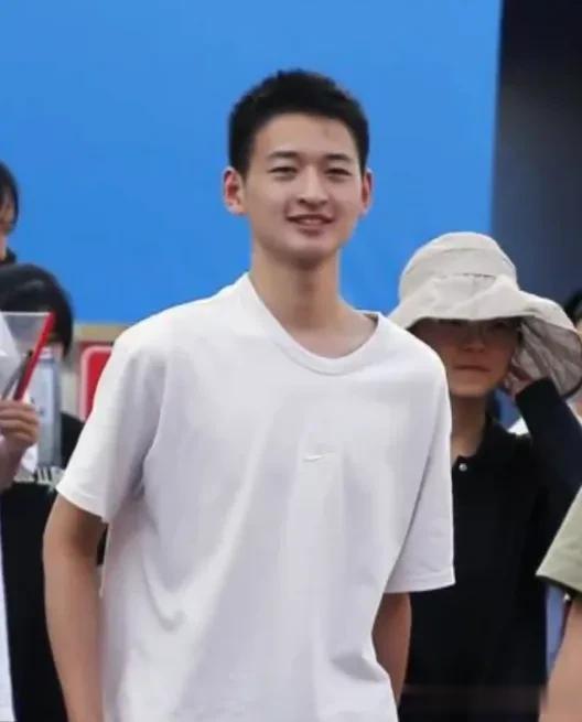 2008年，他只有3岁。15年后，他的愿望是成为职业外交官。让我们尊重他的选择。