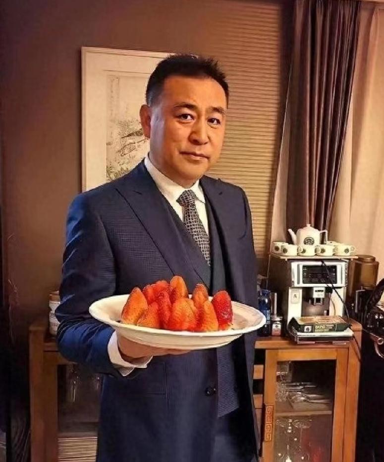 退休央视主播张宏民吃冰棍被拍，有钱真没用？，孤独到连根冰棍都像在演戏，他到底图个