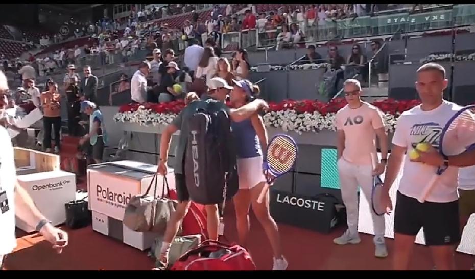 拥抱了世界第一，郑钦文还是没能沾到一点好运。辛纳2-0轻取晋级，郑钦文1-2遭遇