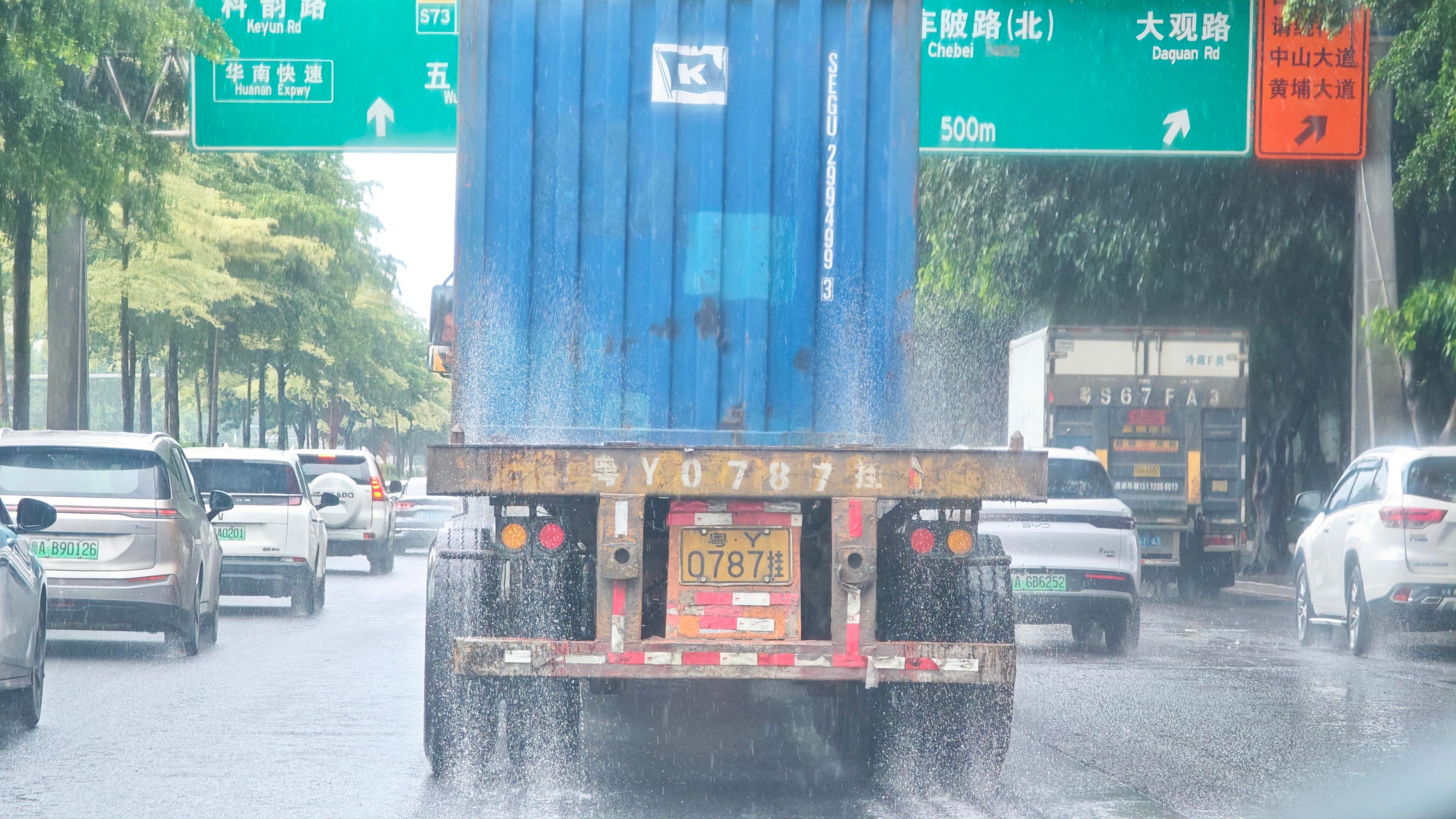 不知为何，看到后面平板上跳出来的水花，有种莫名的喜感[允悲]突然觉得暴雨天也很欢