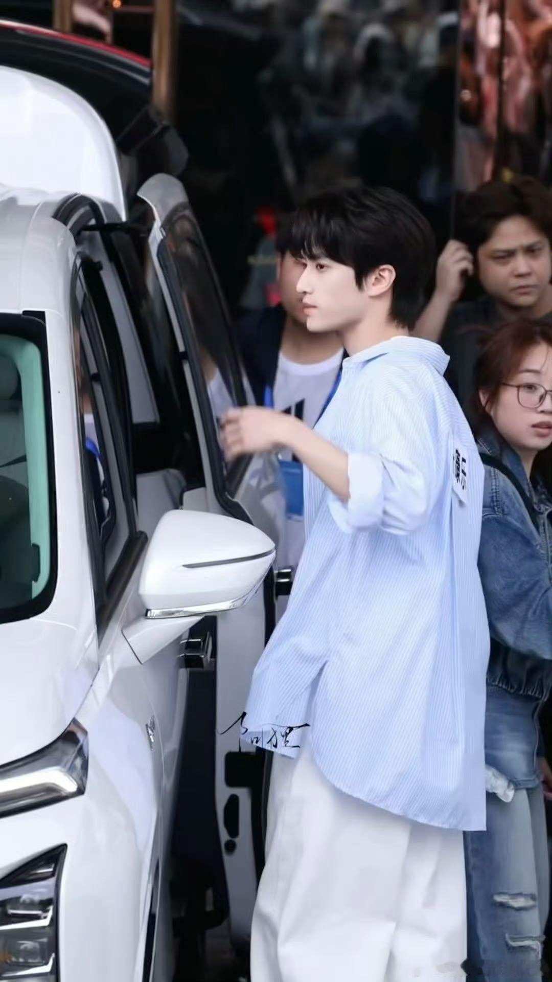 张康乐奔跑吧上班路透张康乐奔跑吧清爽男大奔跑吧 上班路上的张康乐，简简单单的穿搭