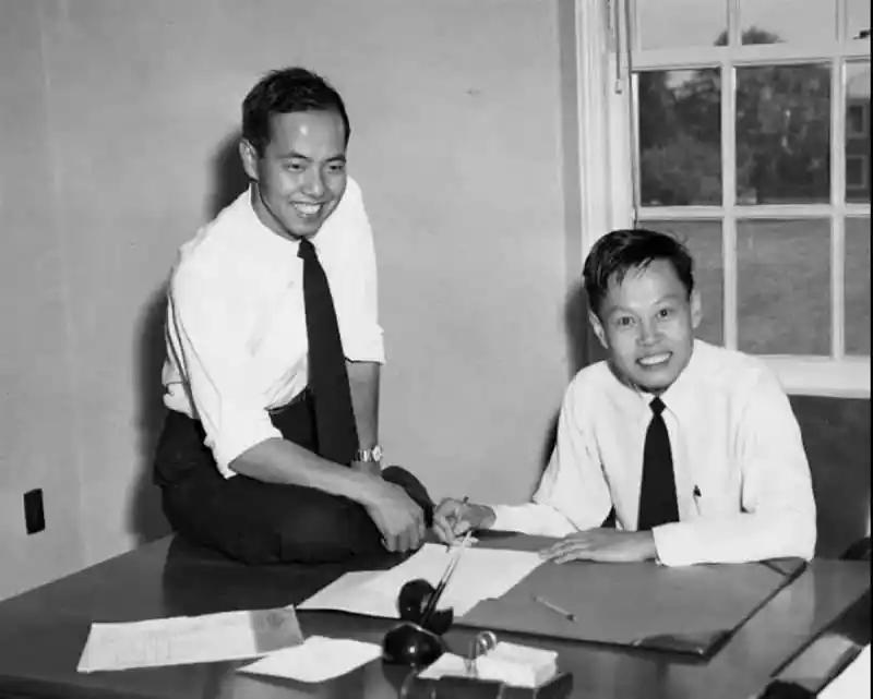 1957 年的斯德哥尔摩，35 岁的杨振宁与 31 岁的李政道并肩而立，成为首位