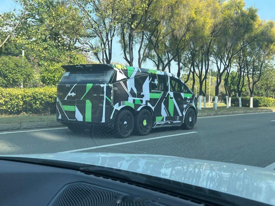小鹏汇天陆地航母路试谍照曝光 近日，小鹏汇天旗下的“陆地航母”路试谍照曝光。该车