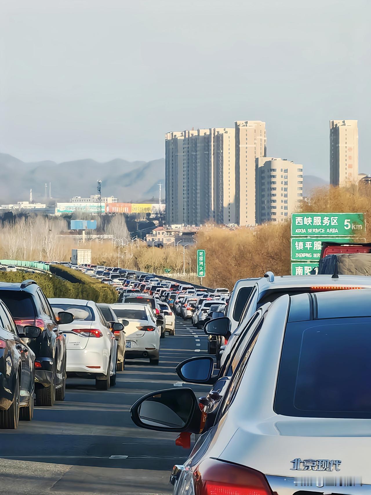 大年初五的高速公路

早已被返程的车流堵成了长龙


以前打工“不出十五不出门”