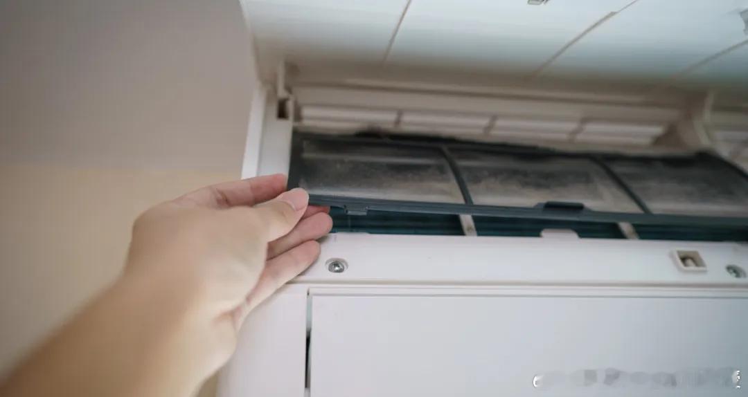 #空调长期不洗男子肺部感染险丧命# “空调肺”（因空调军团菌导致的肺炎）几乎每年