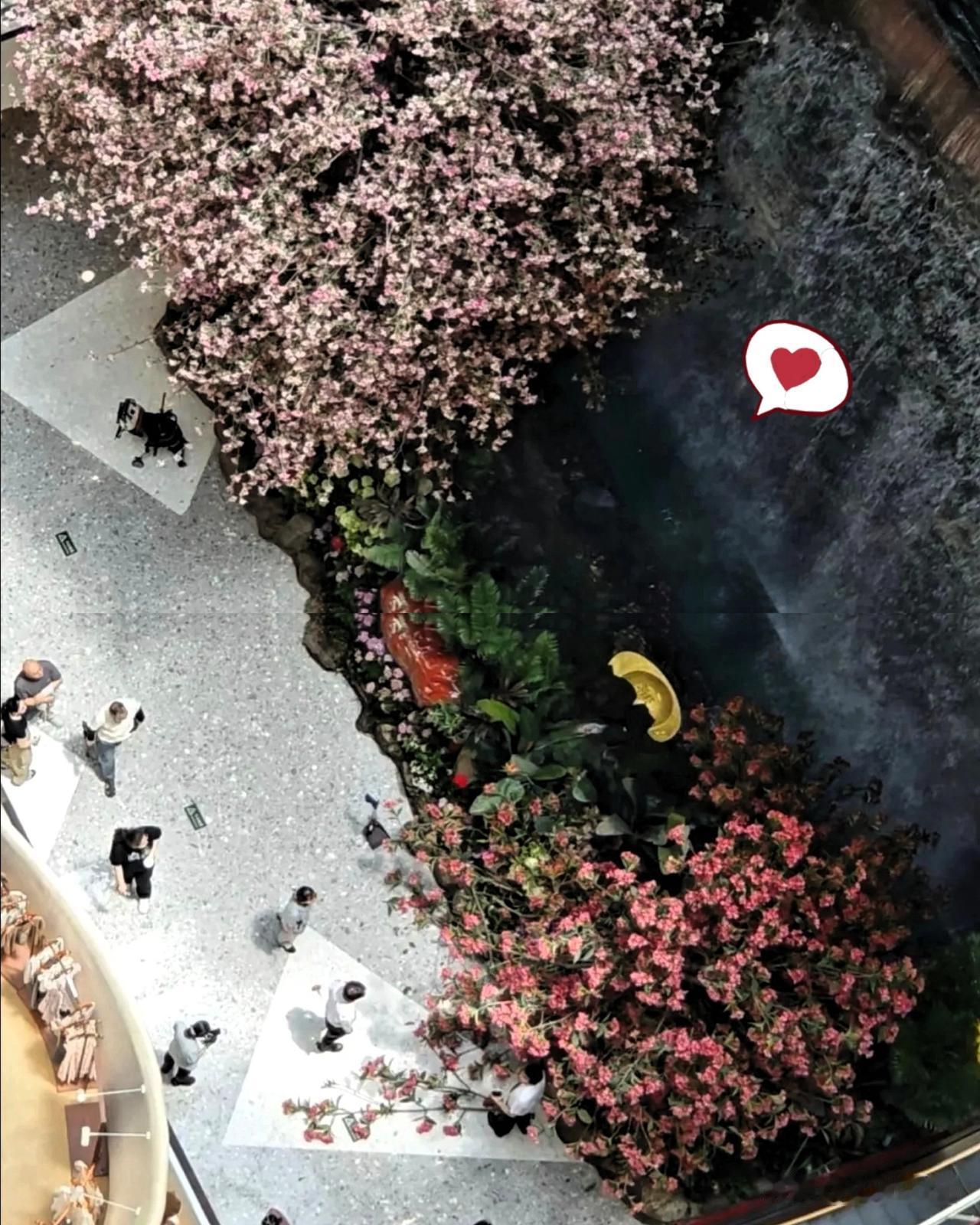 西安赛格这波操作比《狂飙》还夸张。从网传视频和图片看，商场里的人动作麻利、手法娴