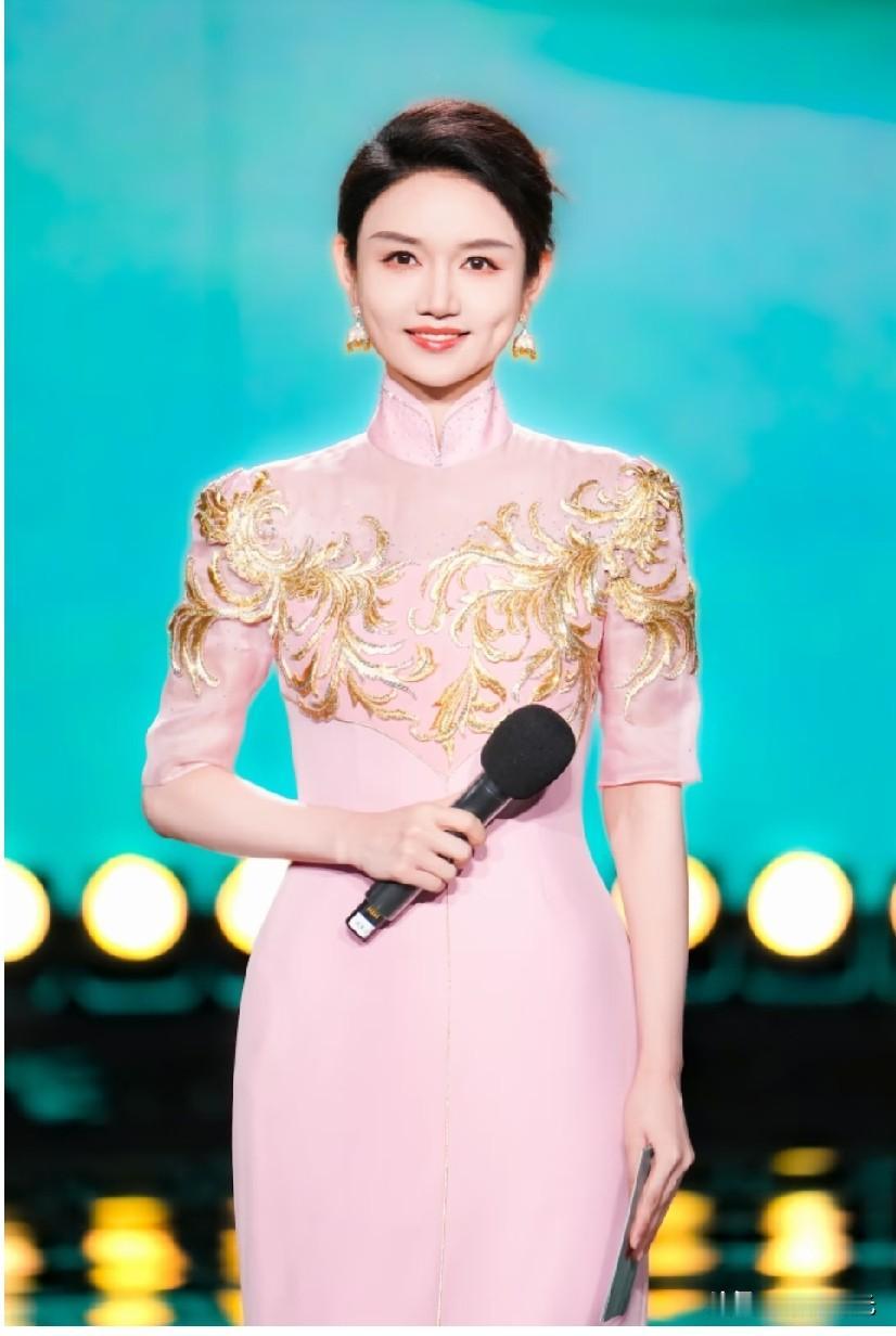 央视主持人龙洋一袭国风礼服简直是太美了

央视主持人龙洋的审美一直都很在线，不管