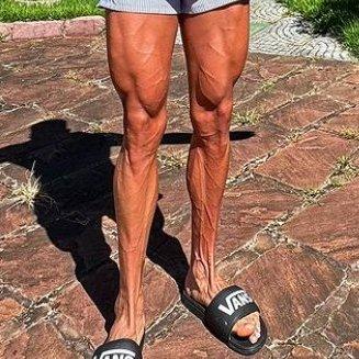 33岁的巴西歌手 Gusttavo Lima（古斯塔沃·利马）展现腿部肌肉，真的