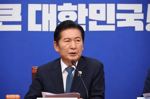 韩国这两天上演了一出“以退为进”的职场大戏，执政党共同民主党党首郑清来在24日的