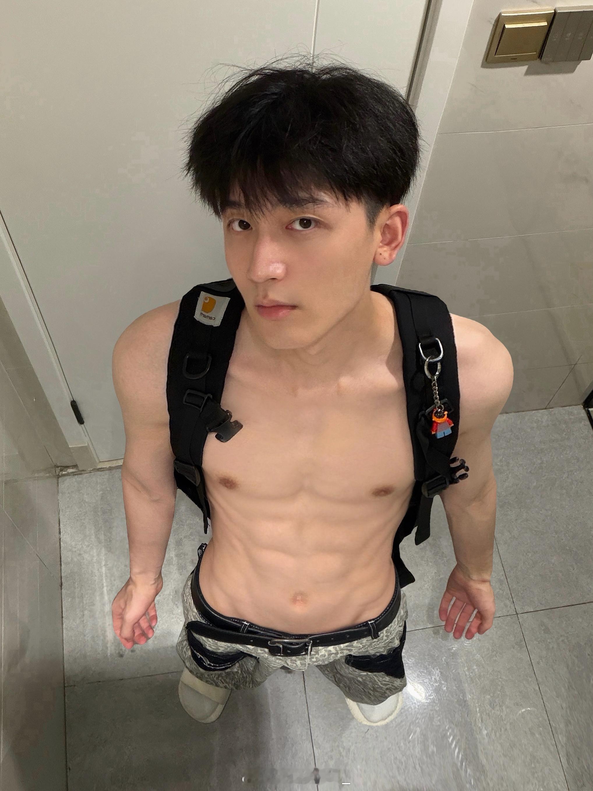 双肩包的正确背带方式学会了吗 