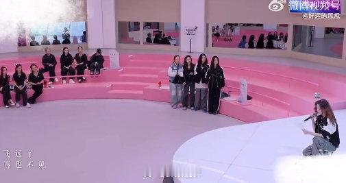 罗予彤[超话]罗予彤这样做什么都会成功的乘风2025罗予彤的 “绽放” 带着血与