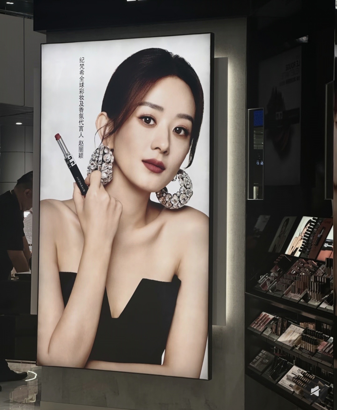 吉隆坡机场的赵丽颖纪梵希好权威的美貌！！赵丽颖纪梵希全球彩妆代言人