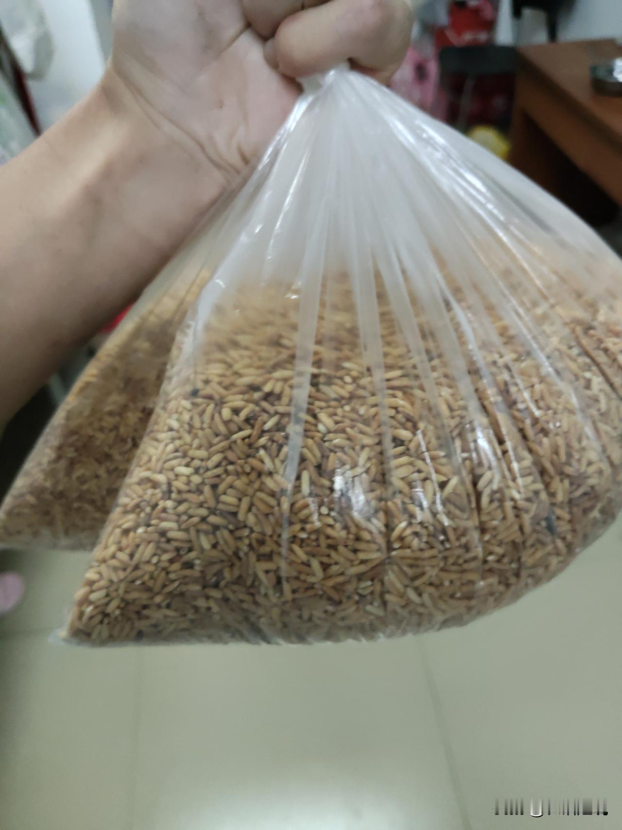 好好的东西咋说扔就扔呢？今天搁外面倒垃圾，看到有个阿姨准备将这两袋米扔进垃圾桶，