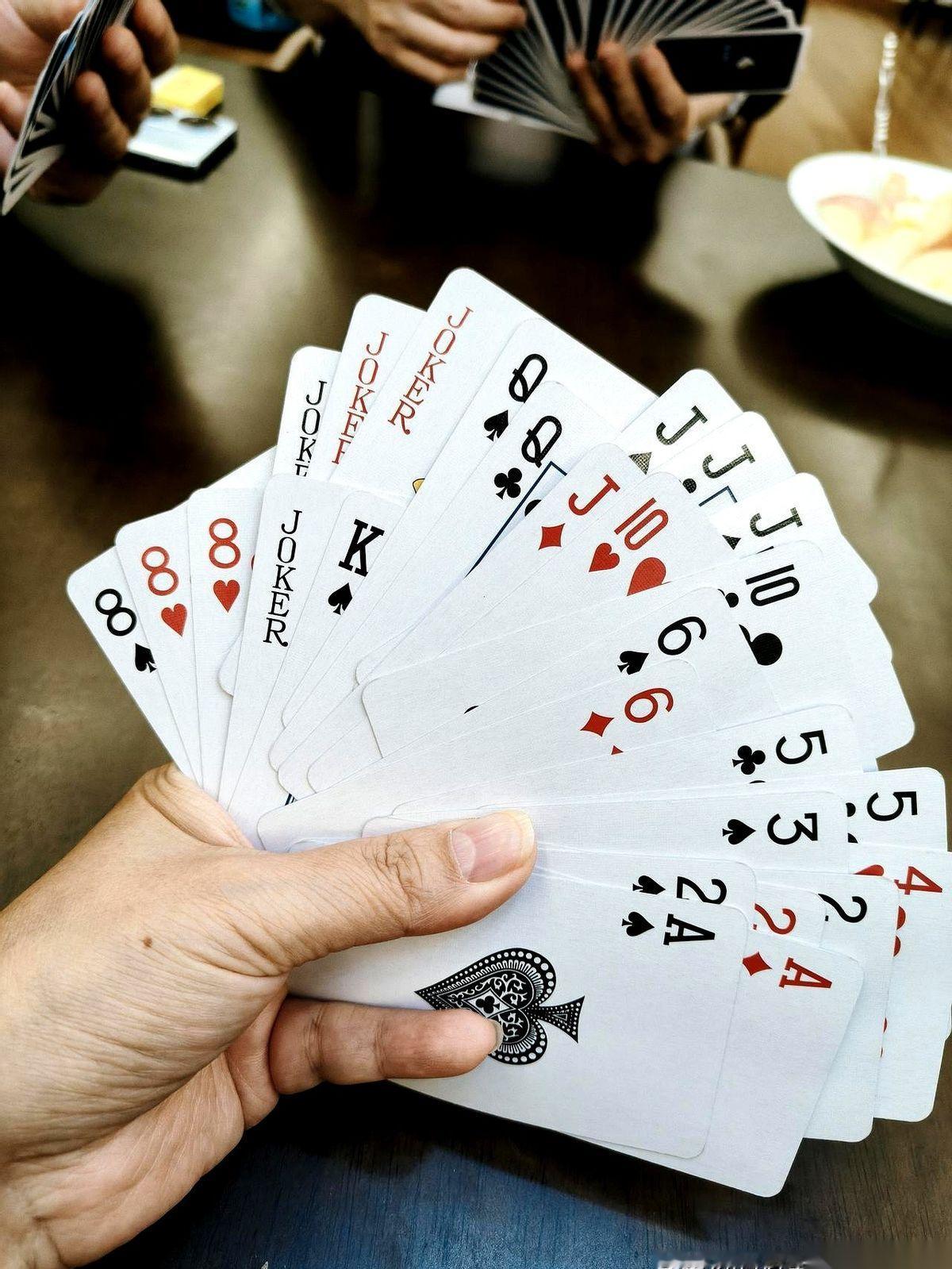 牌发下来那一秒，我手都抖了。
四个王。天炸。
你知道那种感觉吗？心跳漏了一拍，感