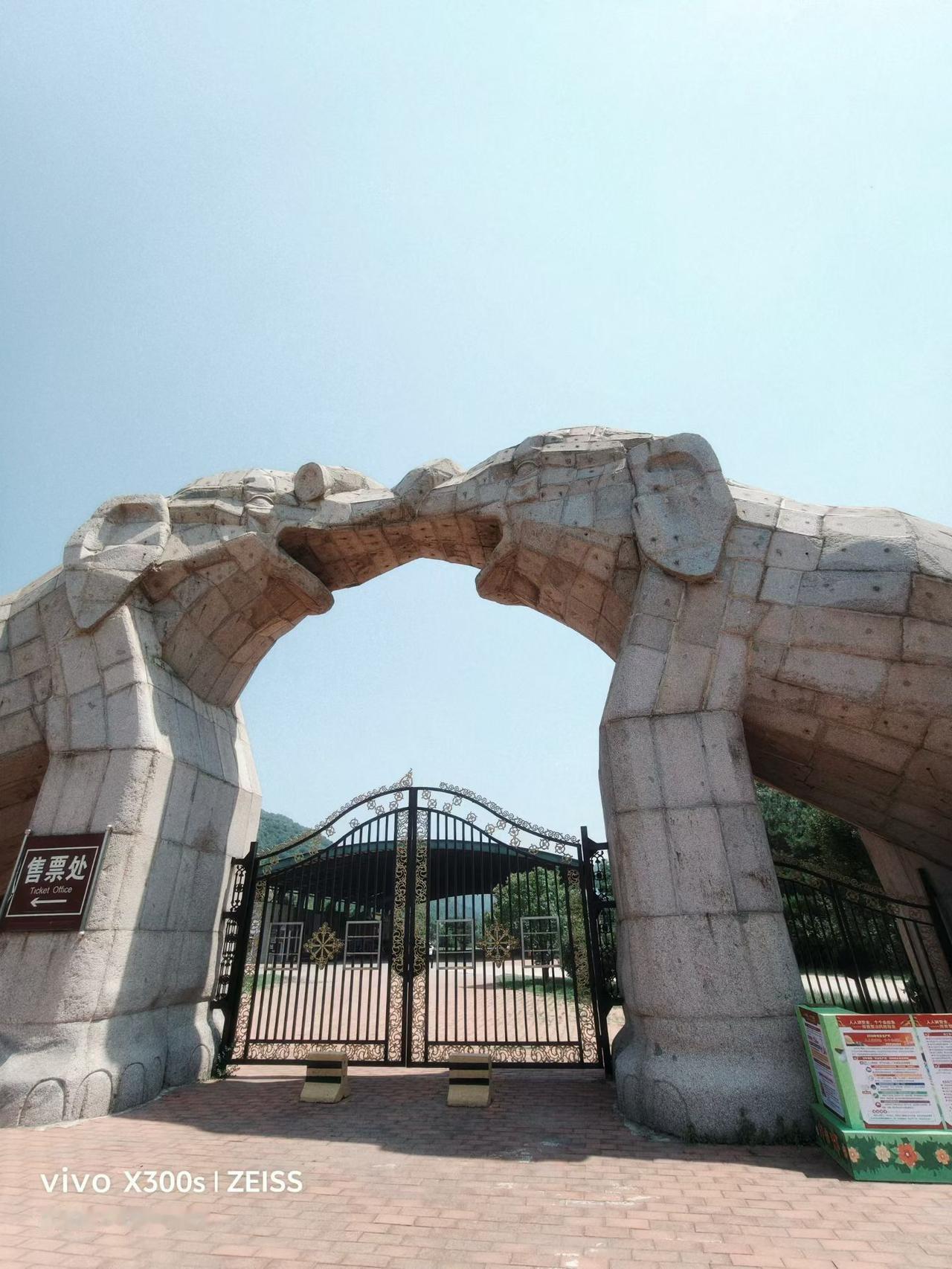 八达岭野生动物园，自从出事以后，老虎、狮子、棕熊等大型动物都被铁栅栏封上了，开车