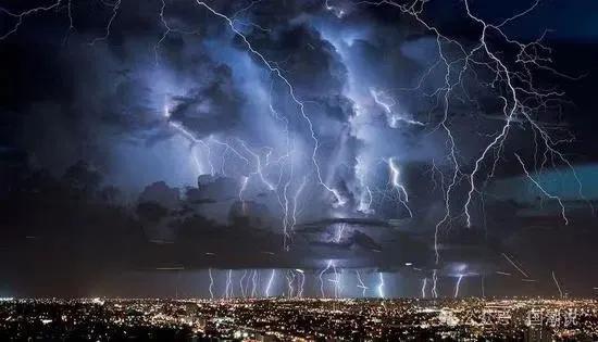 2024年8月20日，江苏国信股份有限公司的一则公告在金融领域掀起波澜。
公告显