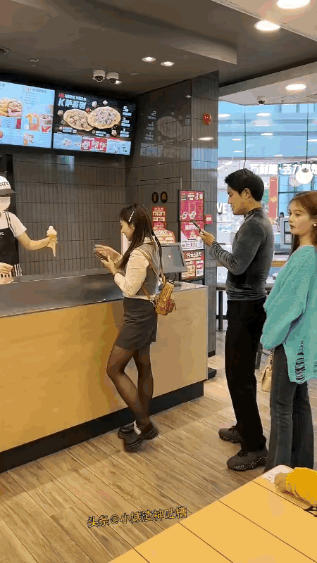 后面的小哥哥看懵了。
“这也行？”