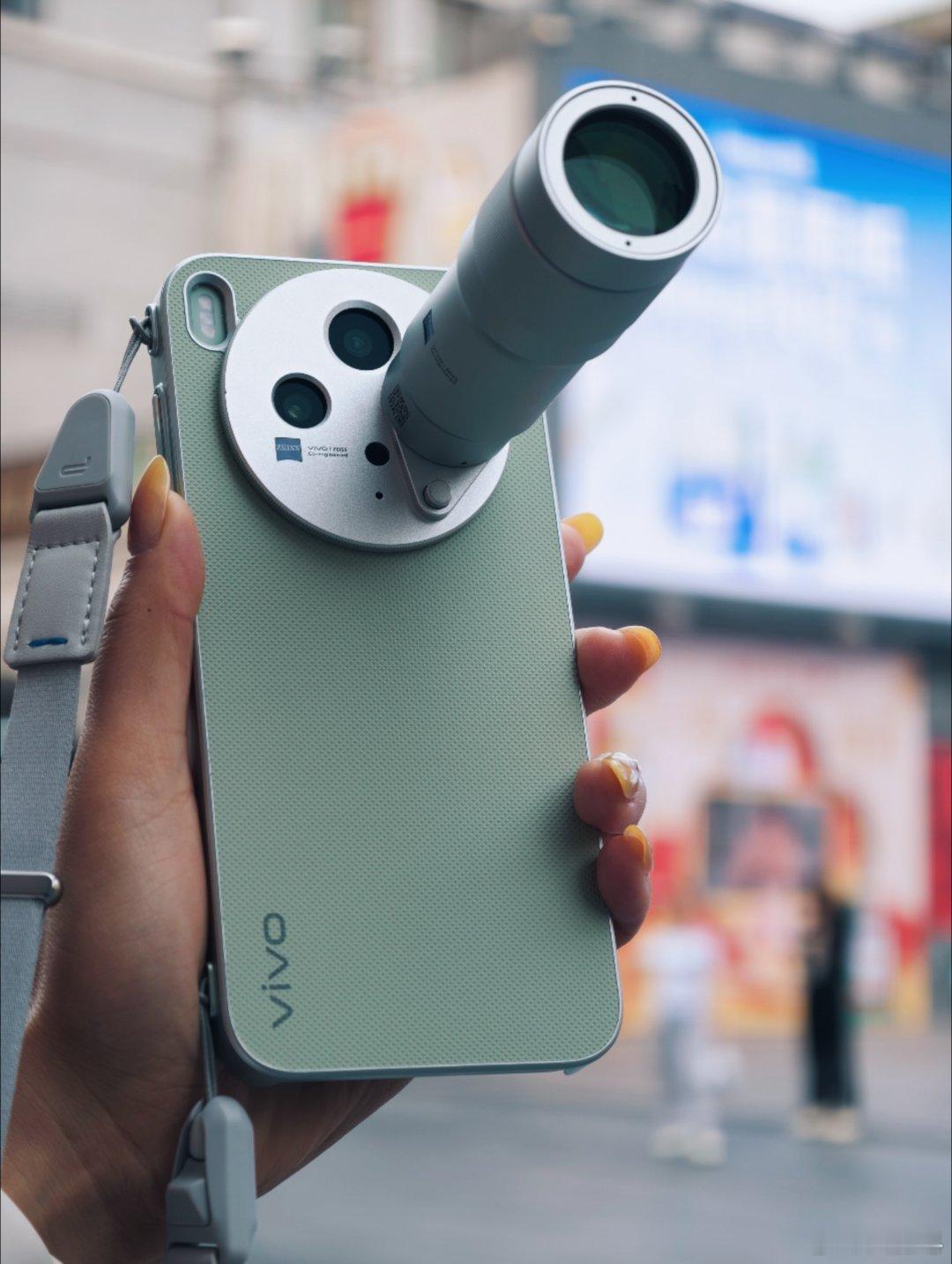 其实如果不是真的追求于超长焦的拍摄，200毫米，真的够用。400毫米，还是更适合