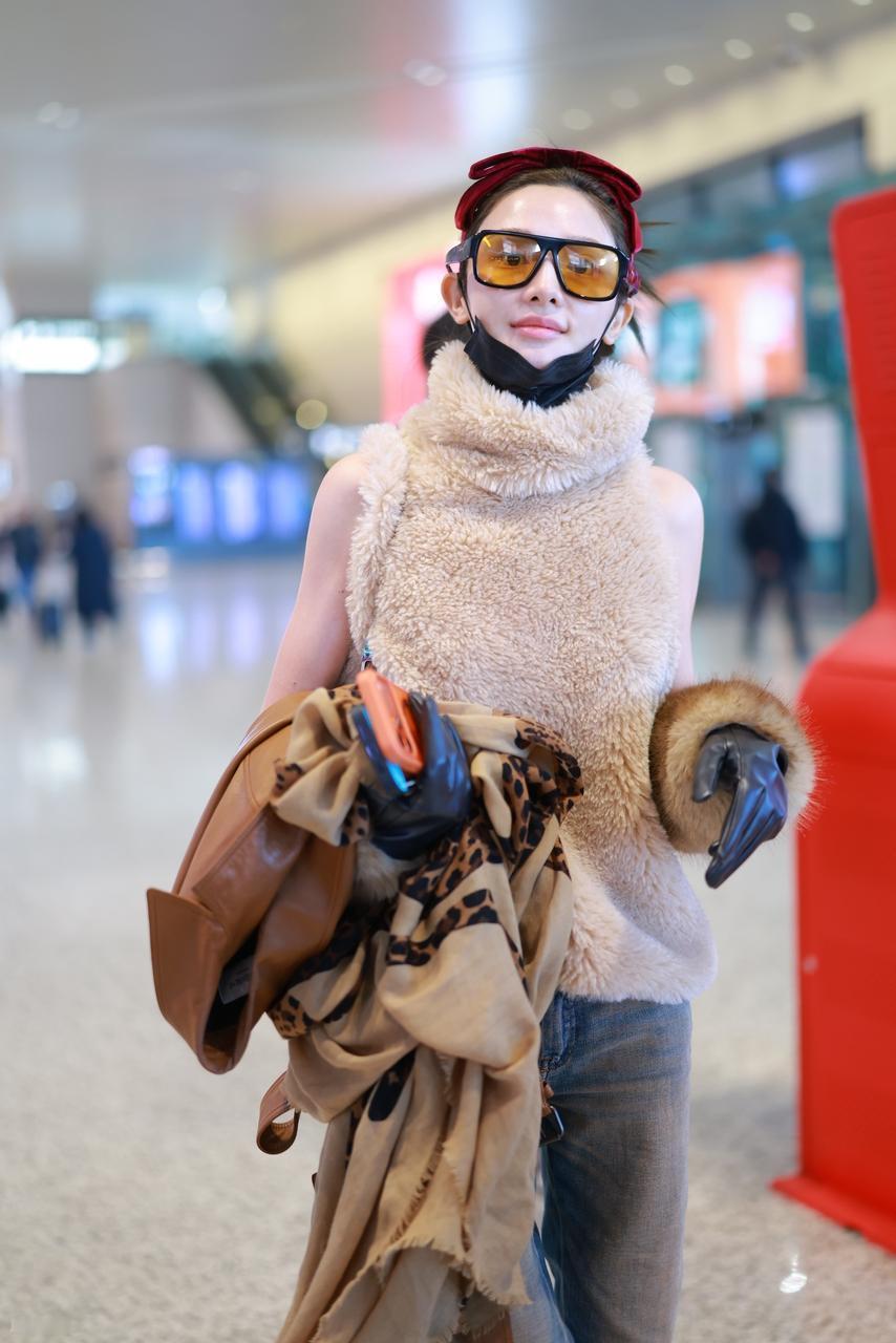 最近彭小苒现身上海机场，她这次搭配的很有潮流时尚之美，真的是格外靓丽。

她上身