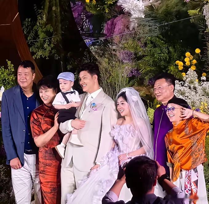 金龟子和亲家的全家福，最萌身高差太可爱了，女婿家三口身高都接近两米，女婿刘青林出