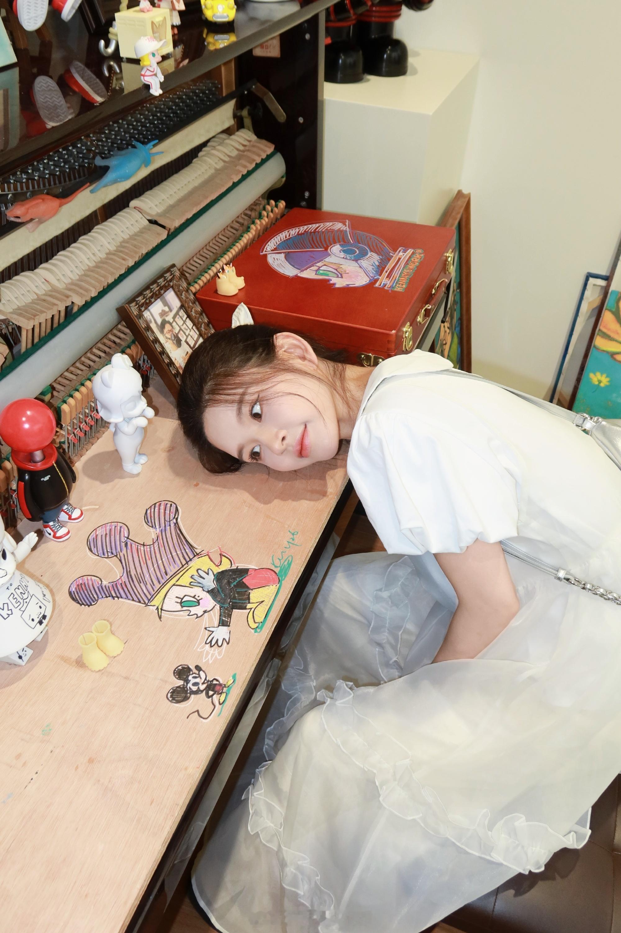 她看她的，我看我的，有意见嘛？林思意用手指着说，你看那女孩脑袋放在桌子上多可爱，