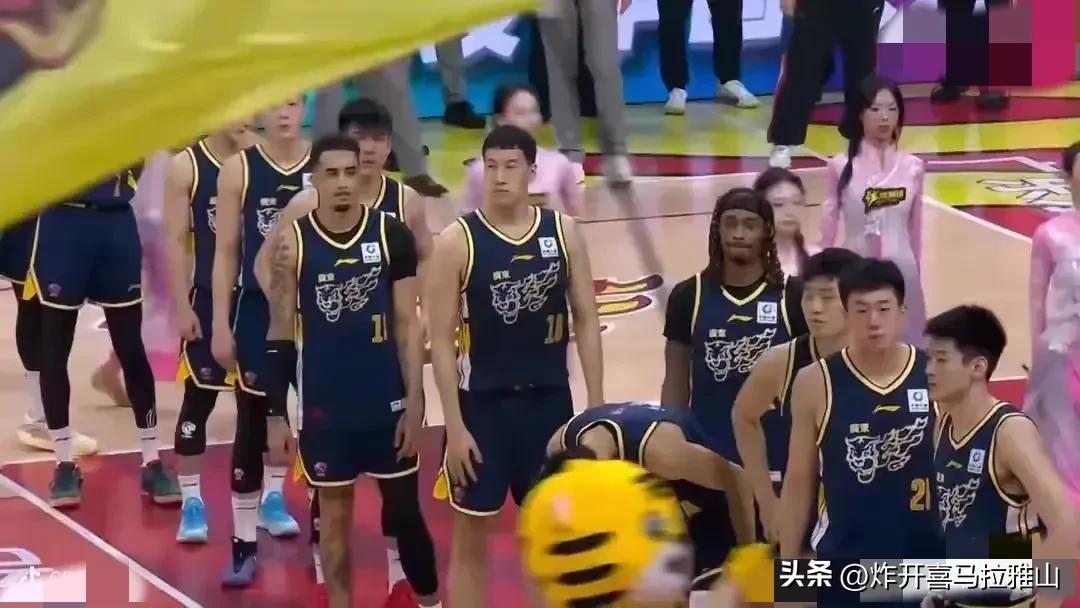 广东男篮主场101-92艰难战胜江苏队，让我们看清6个事实。
1、杜峰终于知道怎