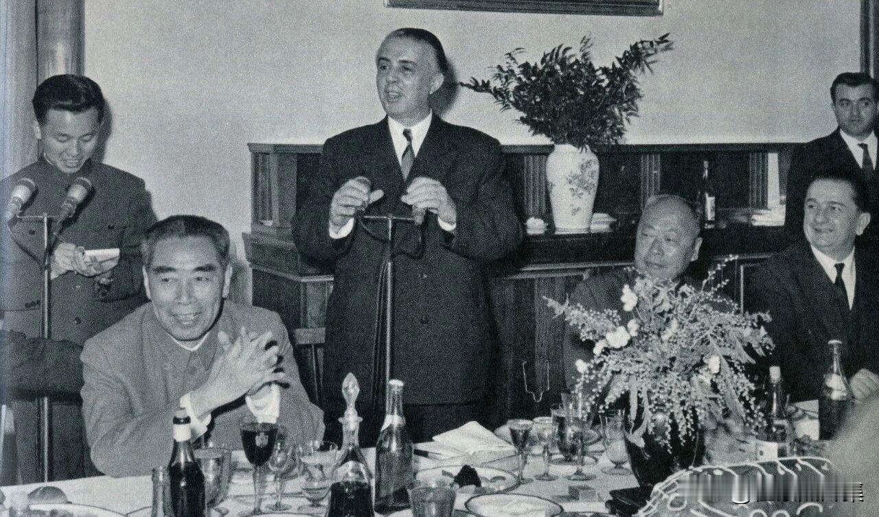 1963年12月31日，正值中国的除夕之夜。周恩来总理在结束对摩洛哥的访问后，乘
