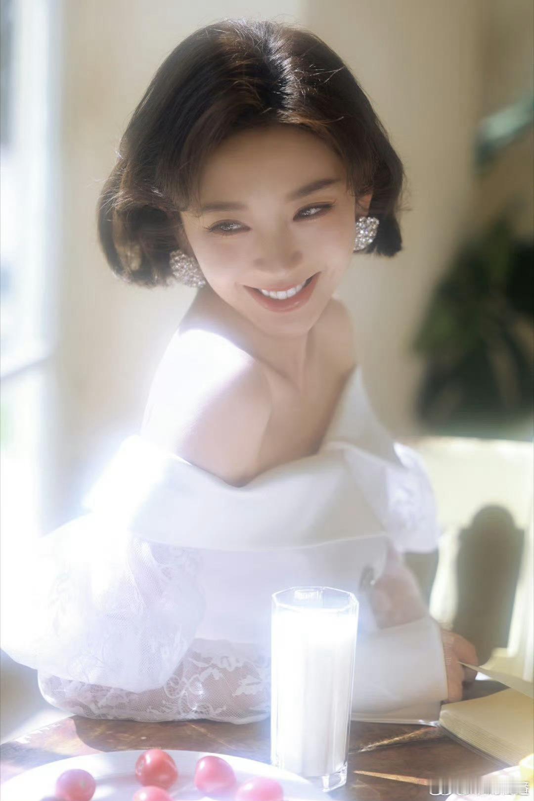 唐艺昕脸和嗓子各火各的颜值温柔甜美格外养眼，嗓音风格独具一格，脸蛋和声线完全是两