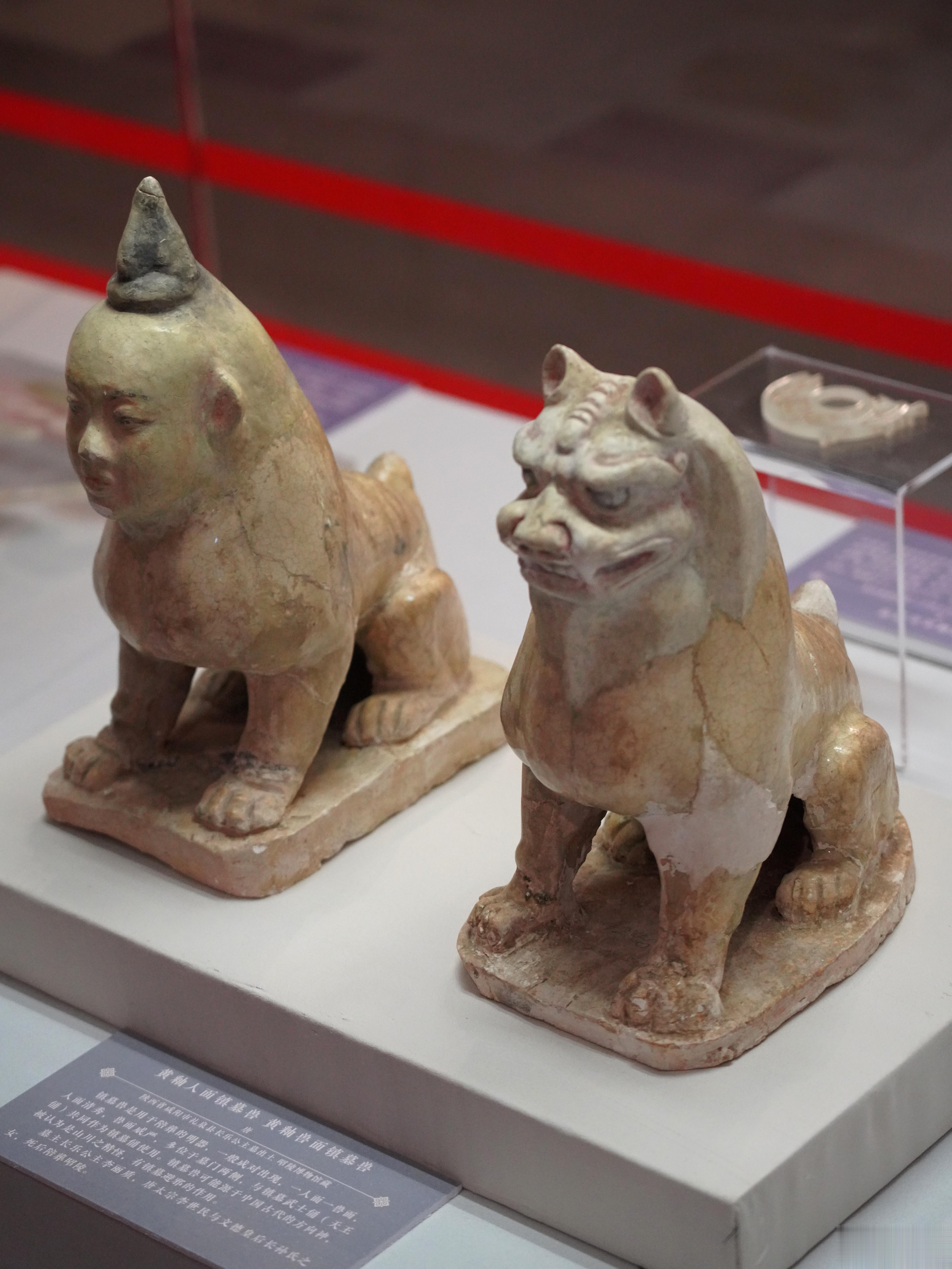 天津博物馆天下长安特展黄釉人面镇墓兽与黄釉兽面镇墓兽唐代遗存，陕西省咸阳市礼泉县