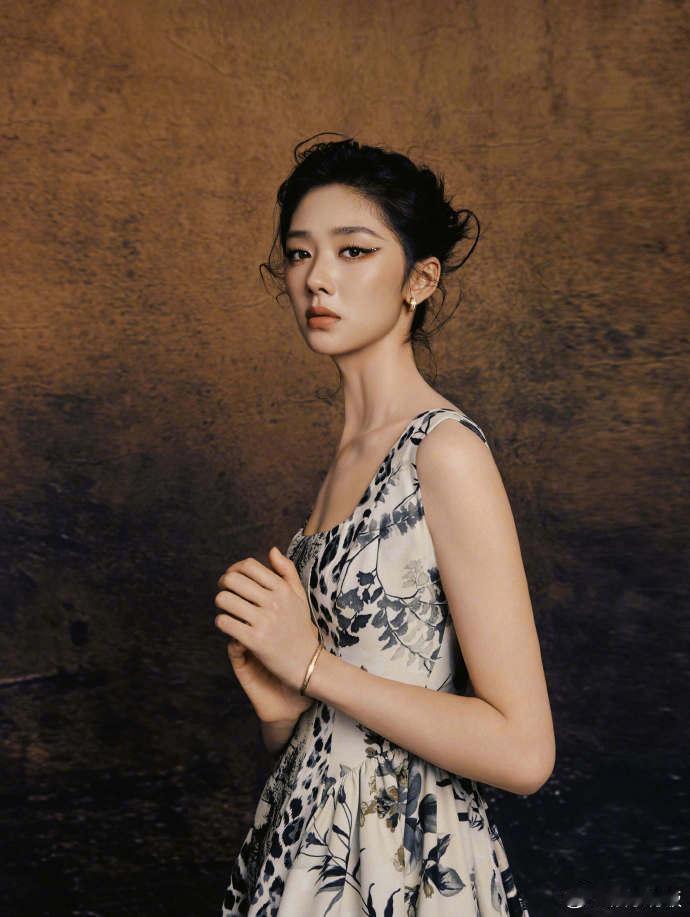 王影璐钻石眼线 微博之夜出图！璀璨钻石眼线熠熠生辉，完美驾驭野性美风格，闪耀又酷