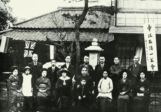 1946年，臭名昭著的女汉奸陈璧君，被判无期徒刑。宋庆龄和何香凝念在旧情，向毛主