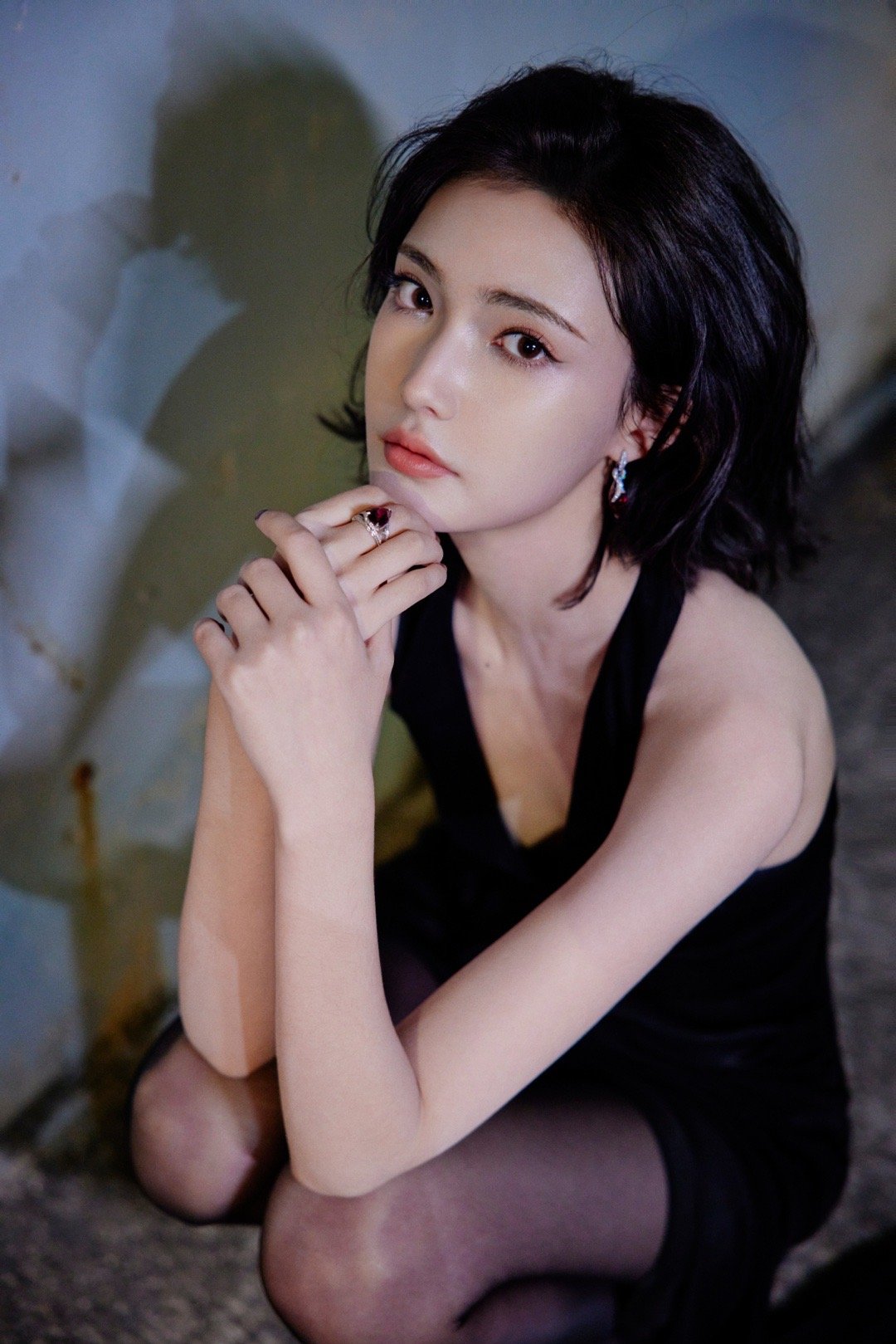 加奈那港风靓女  加奈那是港风的绝佳代表，街头拍照美出天际。骨相立体，服装造型完