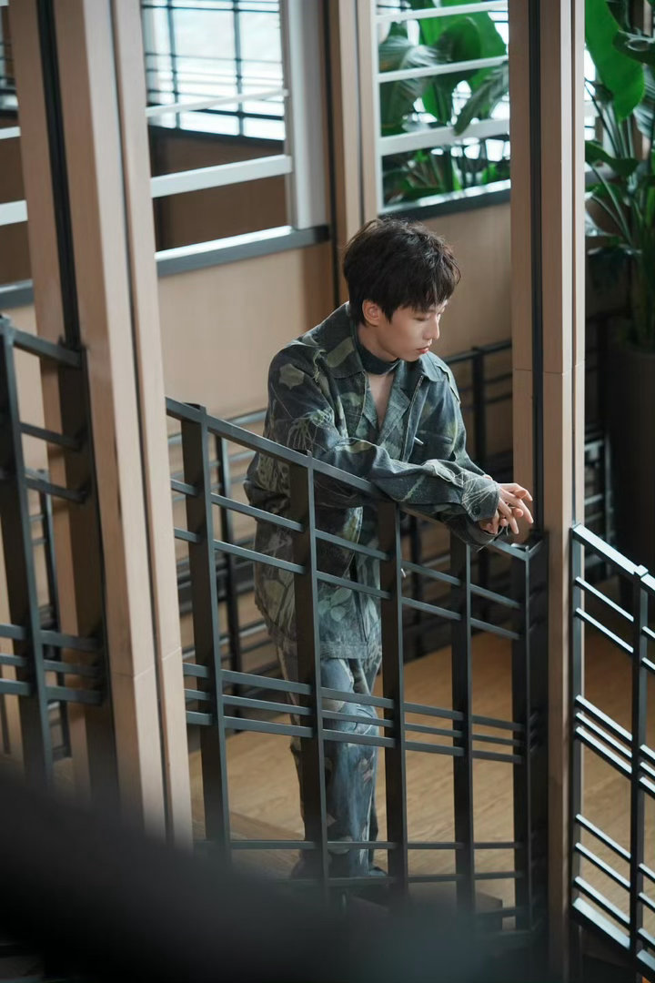 林高远跨界时装周！从乒乓赛场到秀场，诠释「场上一分钟，场下十年功」✨国乒选手林高