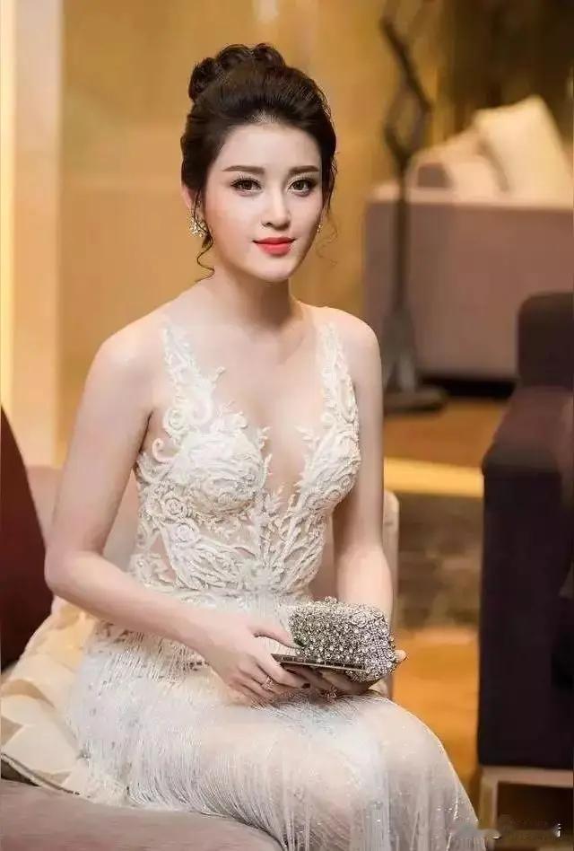 混血的美女，父亲越南籍，母亲中国籍，今年31岁，至今未婚，和刘涛比起来，更显得成