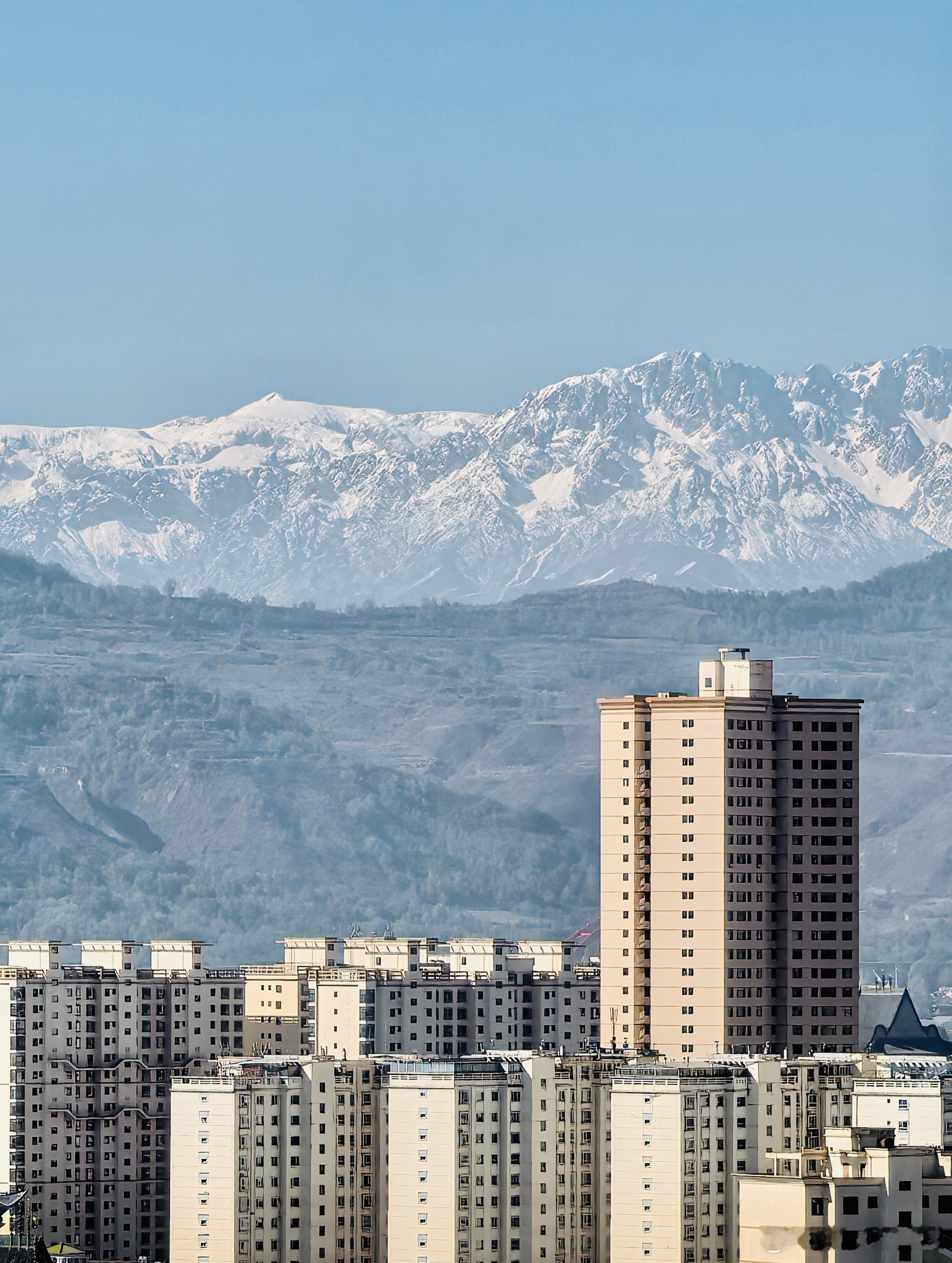 山巅观市远，雪色画威柔。好梦~~~ 