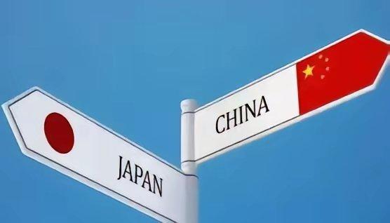 新加坡网友表示，日本之所以敢屡屡挑衅中国，丝毫不惧怕中国，并非仅仅是美国的挑唆，