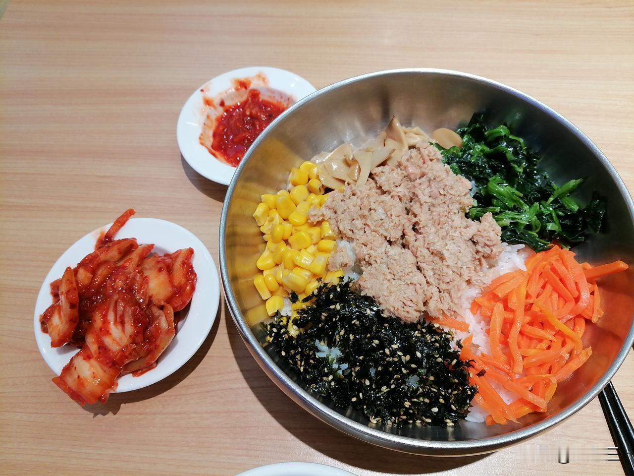 去小村拌饭吃饭，我对服务员说：“你不用管我叫大姐。你就叫我大姨吧。已经是大姨的年