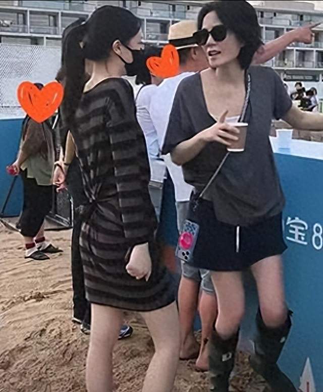 王菲阿那亚看窦靖童演出，前夫窦唯也在，太松弛了